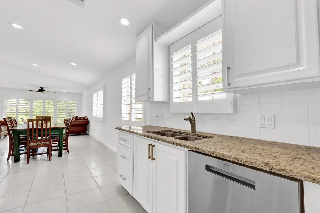 5181 Magnolia Bay Circle Palm Beach Gardens FL 33418