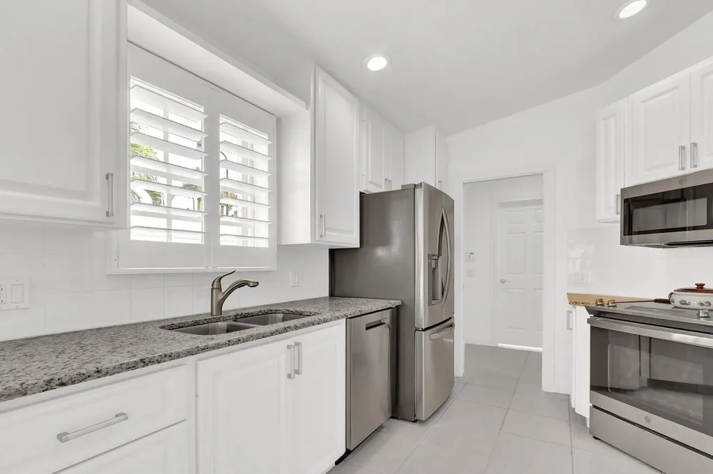 5181 Magnolia Bay Circle Palm Beach Gardens FL 33418
