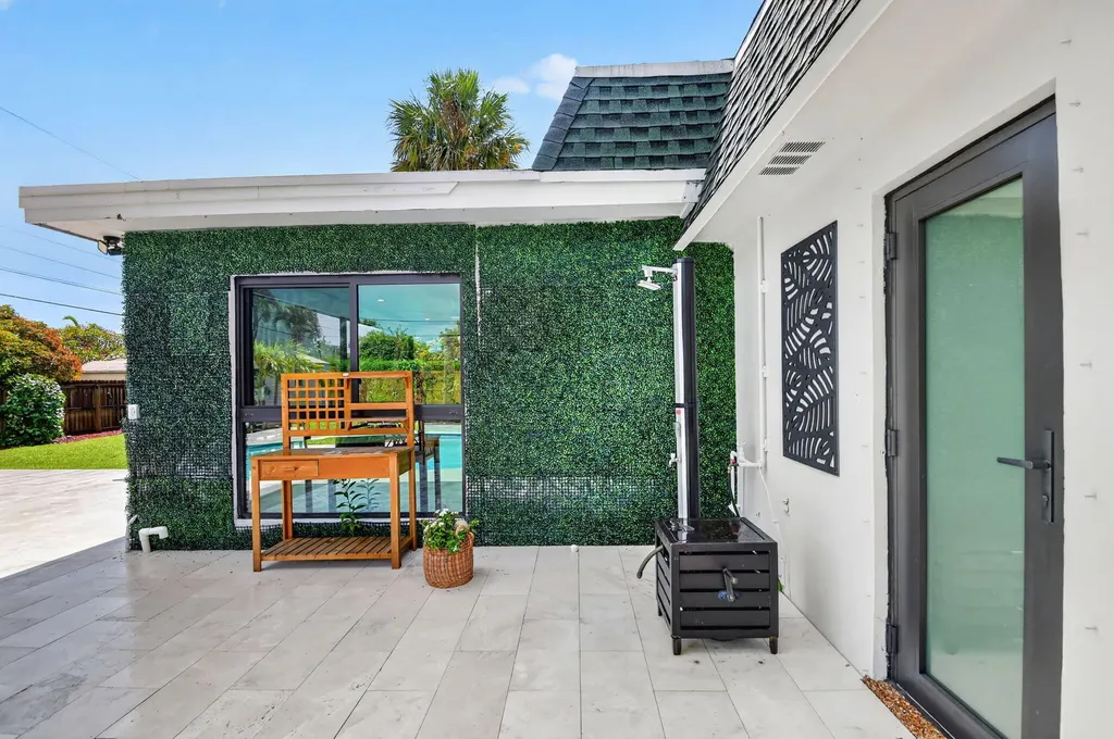 110 W Coconut Drive Lake Worth FL 33467