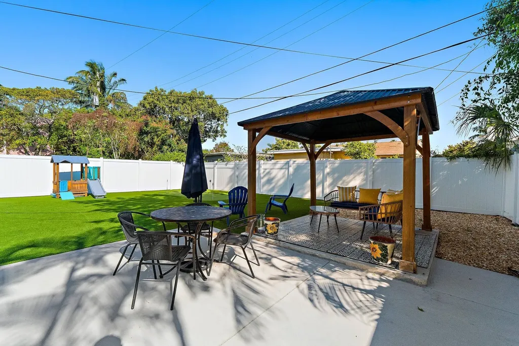 423 Avenida Alegre West Palm Beach FL 33405