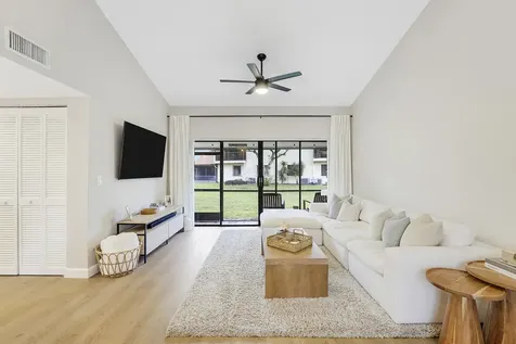 11 Vía De Casas Sur Boynton Beach FL 33426