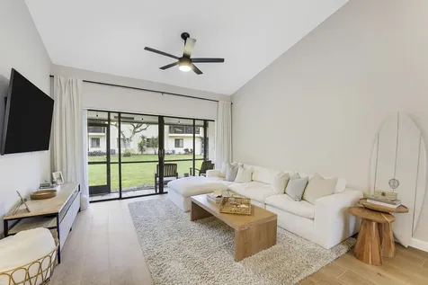 11 Vía De Casas Sur Boynton Beach FL 33426