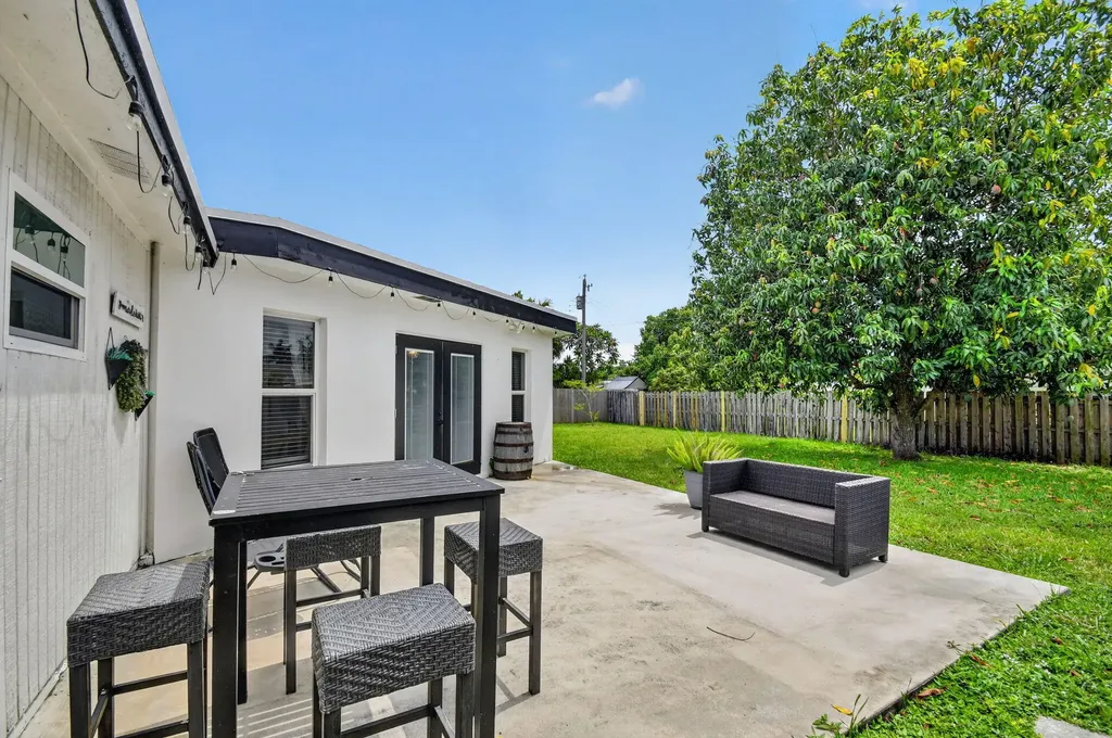 445 Palo Alto Drive Palm Springs FL 33461