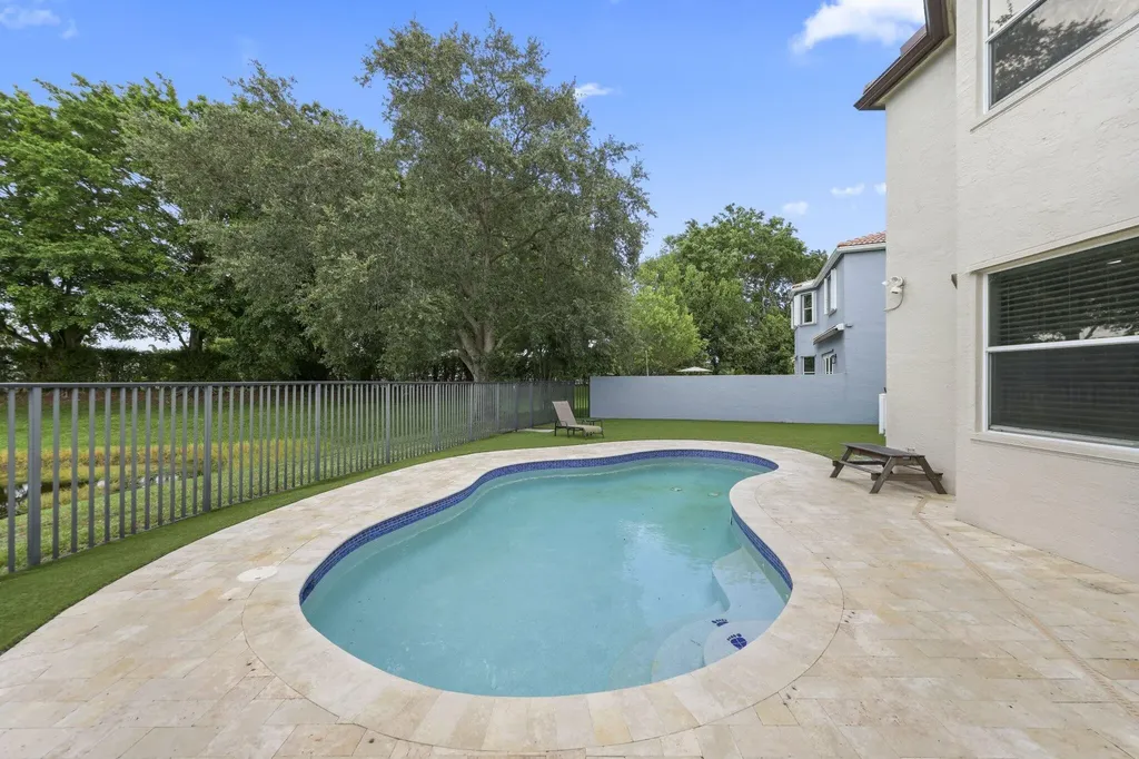 7518 Oak Grove Circle Lake Worth FL 33467