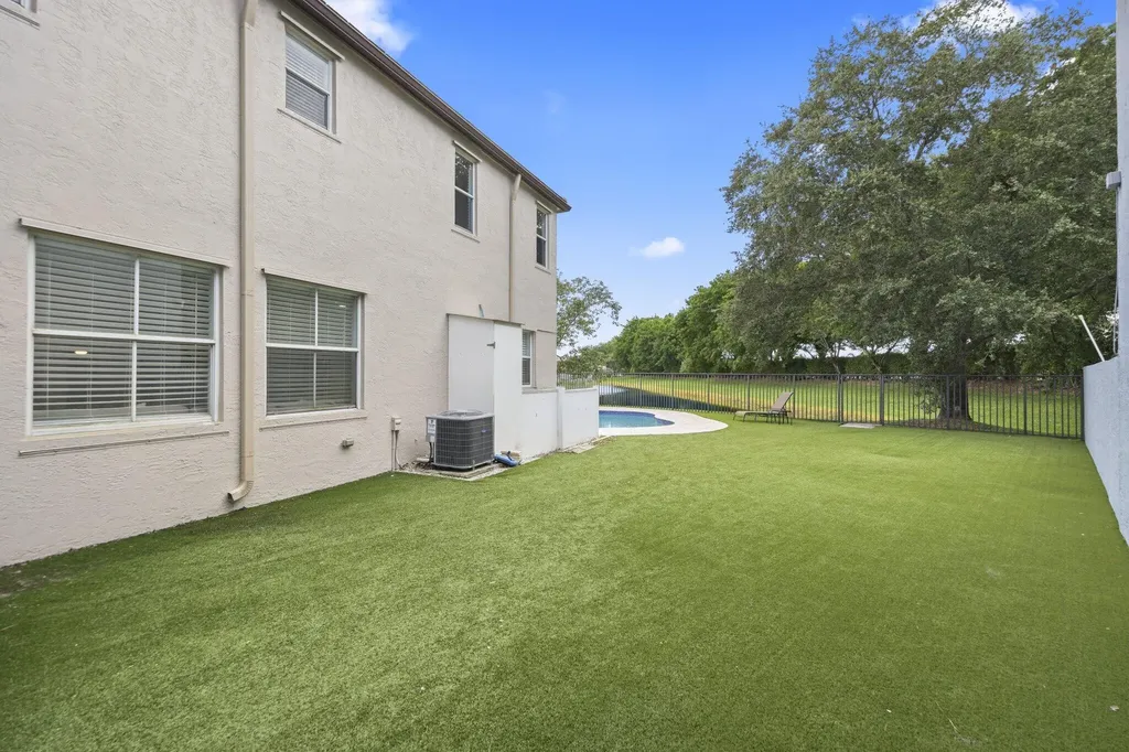 7518 Oak Grove Circle Lake Worth FL 33467