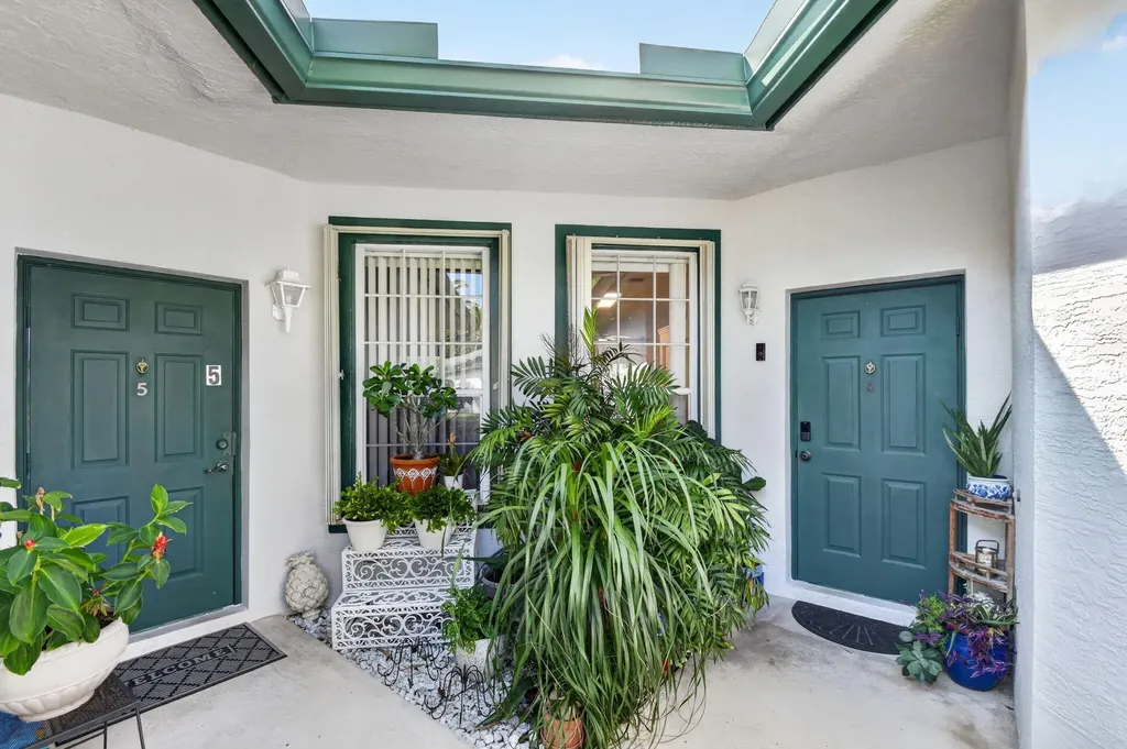 3162 Via Poinciana Lake Worth FL 33467