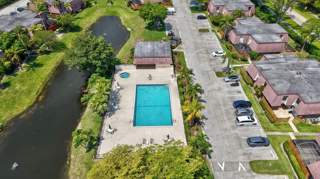 7582 Courtyard Run E Boca Raton FL 33433