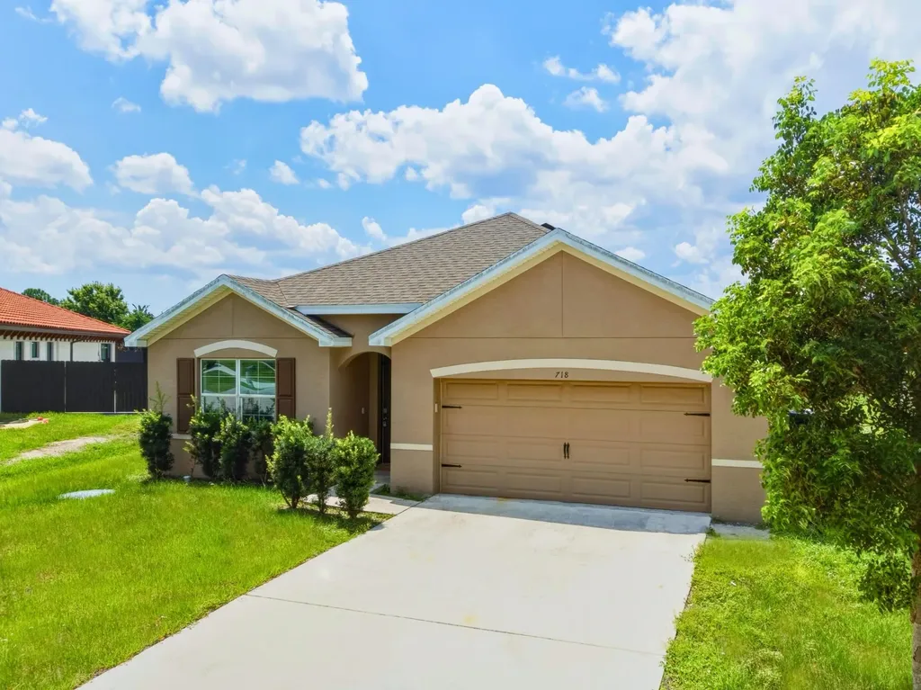 718 SW Crean Terrace SW Port St Lucie FL 34953
