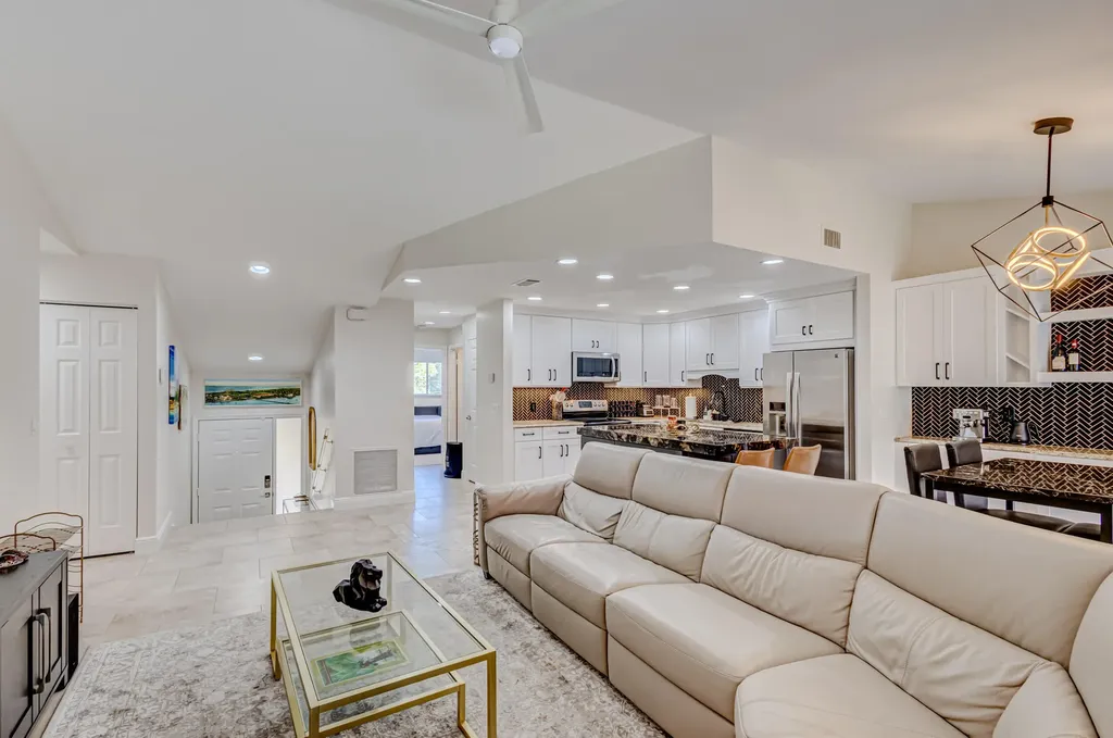 13 Lexington Lane E Palm Beach Gardens FL 33418