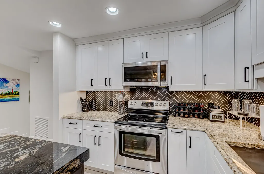 13 Lexington Lane E Palm Beach Gardens FL 33418