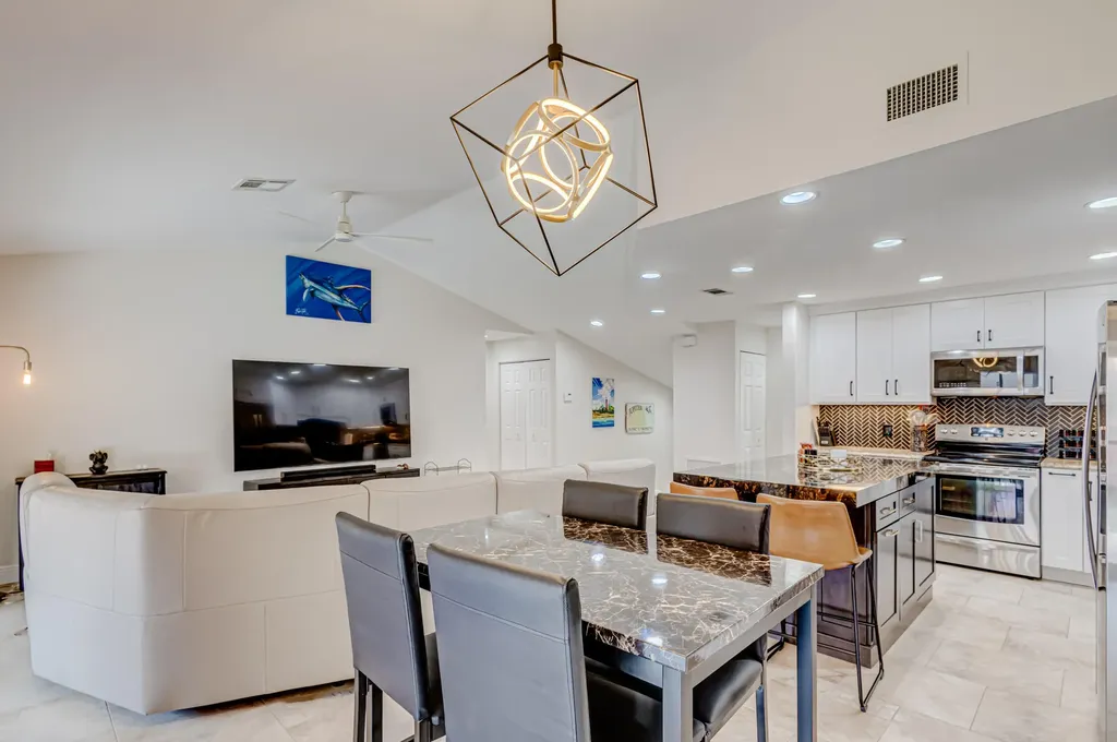13 Lexington Lane E Palm Beach Gardens FL 33418