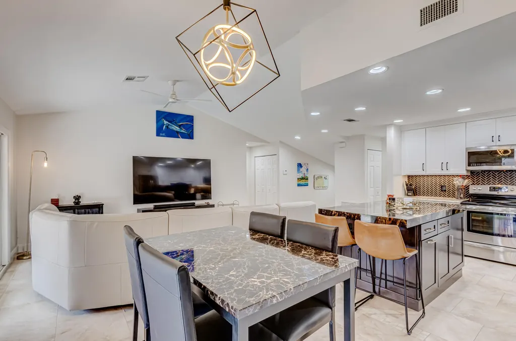 13 Lexington Lane E Palm Beach Gardens FL 33418