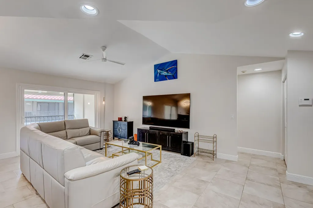 13 Lexington Lane E Palm Beach Gardens FL 33418