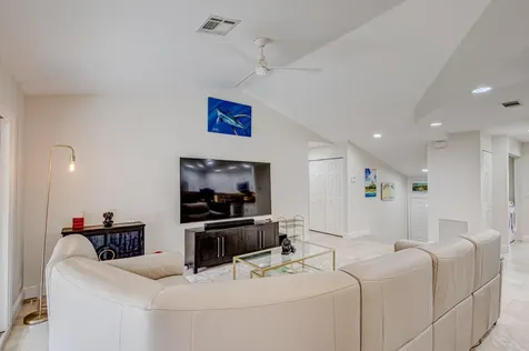 13 Lexington Lane E Palm Beach Gardens FL 33418