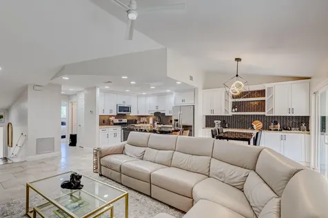 13 Lexington Lane E Palm Beach Gardens FL 33418