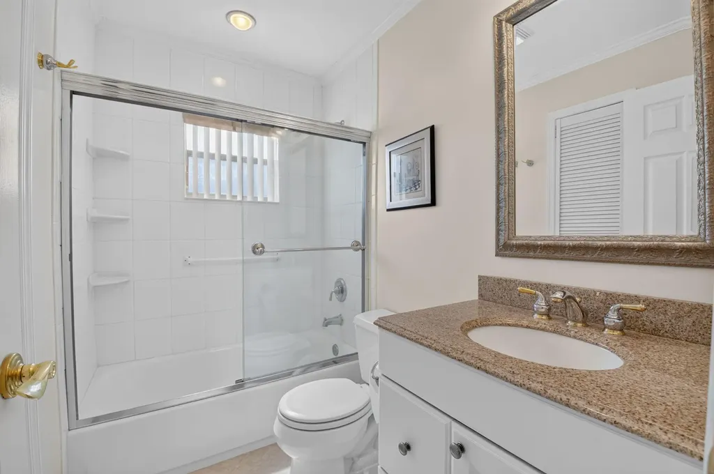 323 Capri G Delray Beach FL 33484
