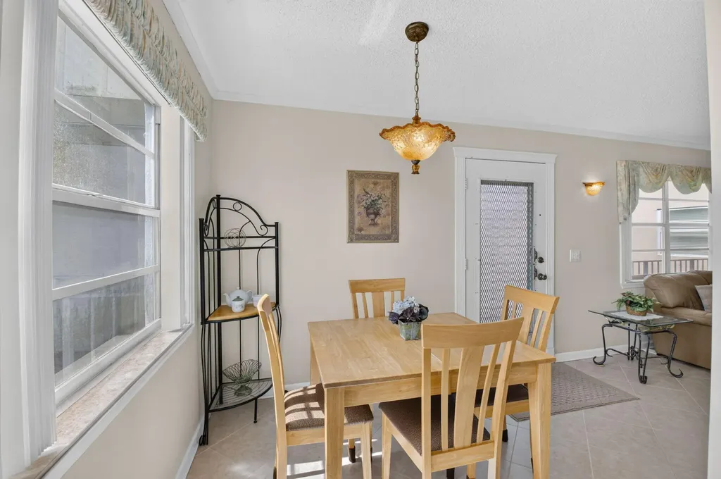 323 Capri G Delray Beach FL 33484