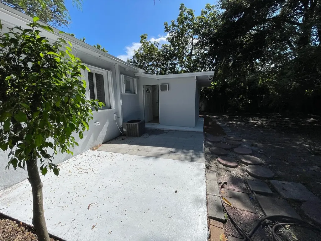 1635 NE 160th Street North Miami Beach FL 33162