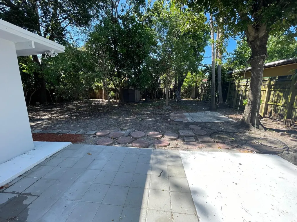 1635 NE 160th Street North Miami Beach FL 33162