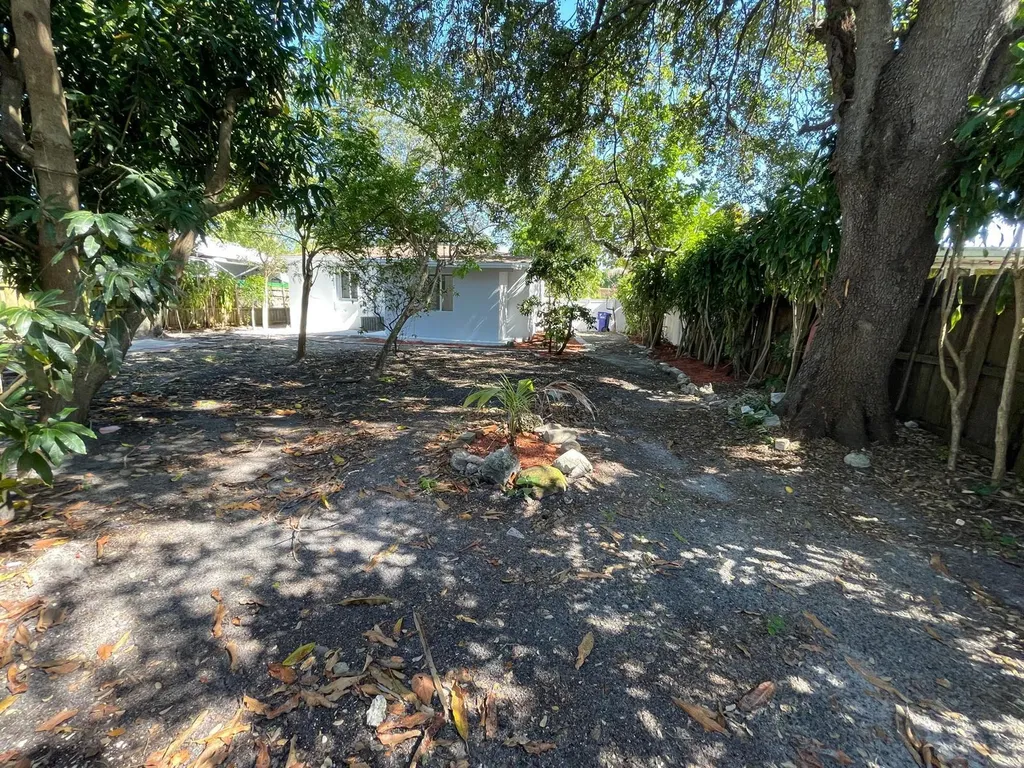 1635 NE 160th Street North Miami Beach FL 33162
