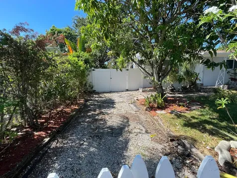 1635 NE 160th Street North Miami Beach FL 33162