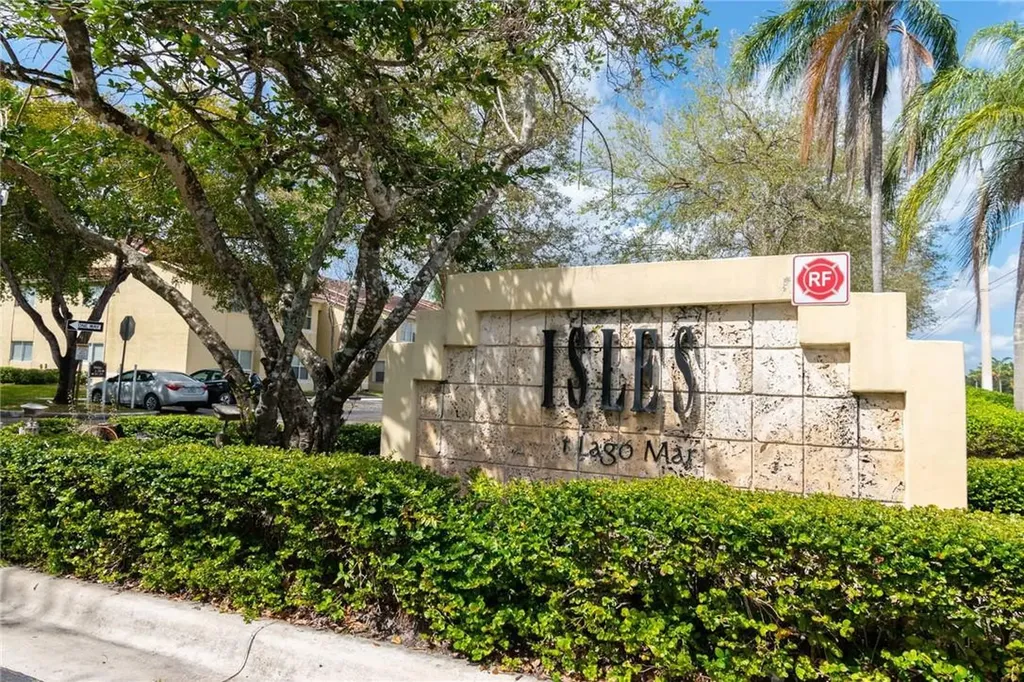 417 Vista Isle Drive Sunrise FL 33325