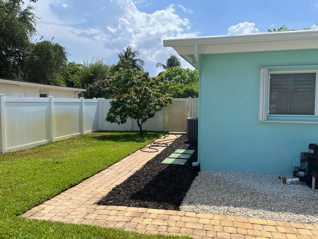 2110 NE 4th Avenue Boca Raton FL 33431