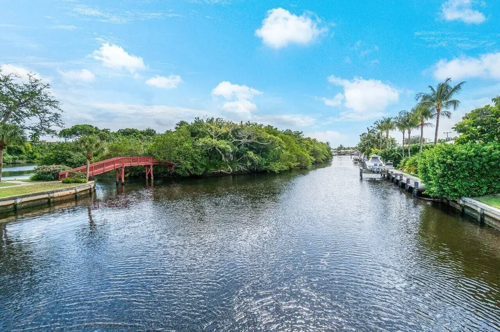 781 Apple Tree Lane Boca Raton FL 33486