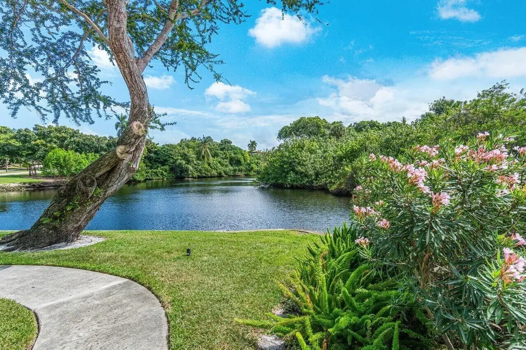 781 Apple Tree Lane Boca Raton FL 33486