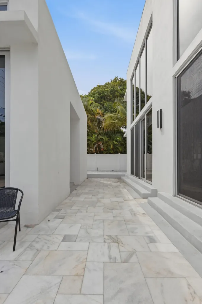 284 NE 7th Street Boca Raton FL 33432
