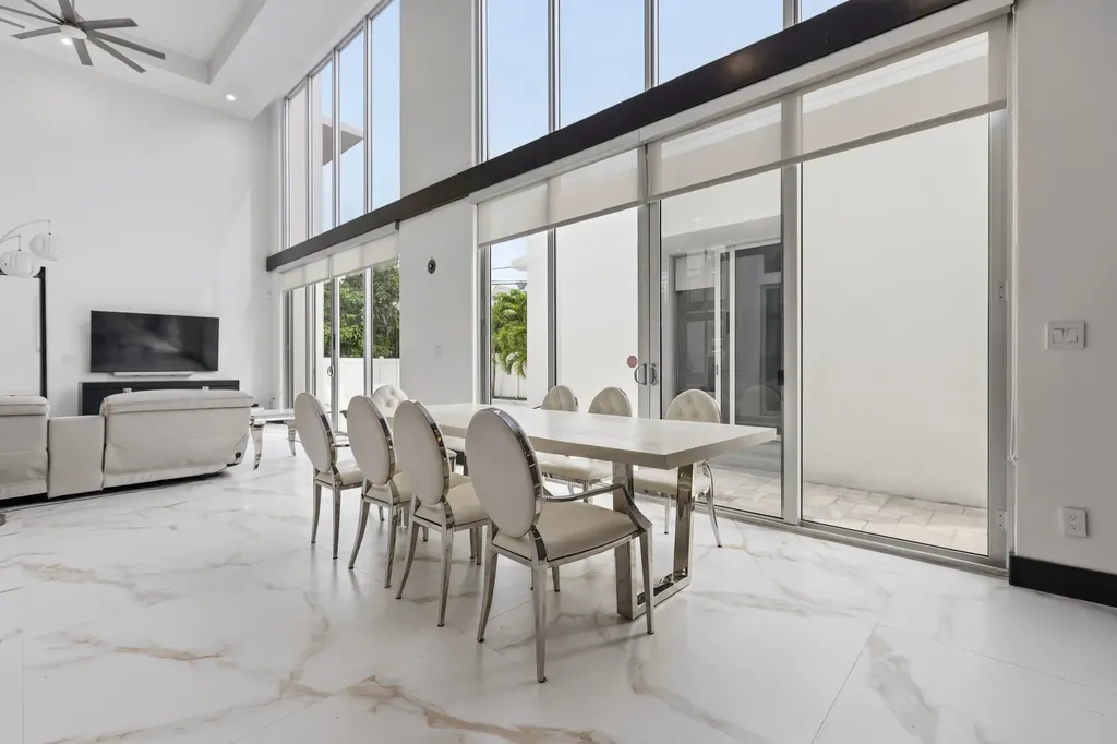 284 NE 7th Street Boca Raton FL 33432