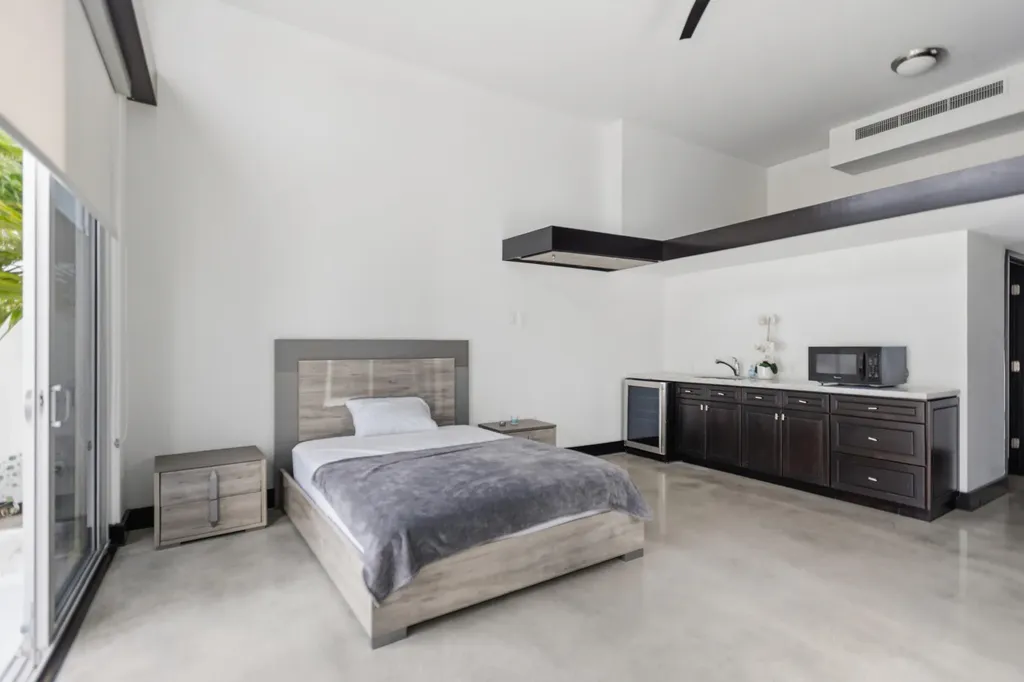 284 NE 7th Street Boca Raton FL 33432