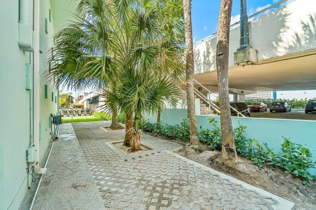 65 SE Spanish Trail Boca Raton FL 33432
