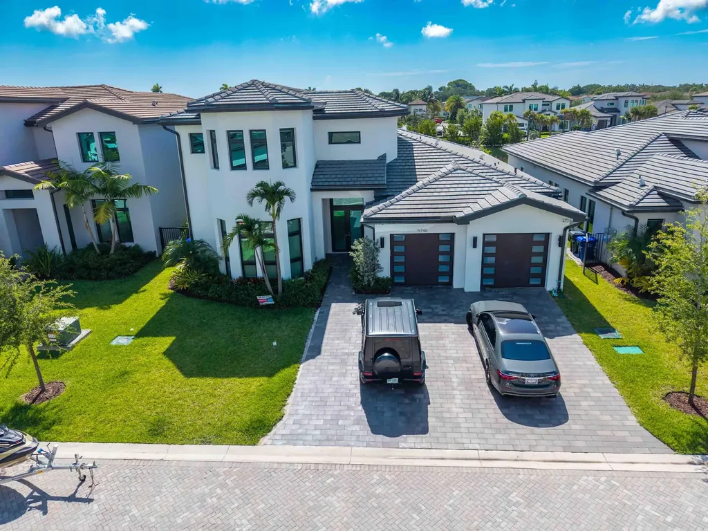 5746 Ashwood Circle W Hollywood FL 33312