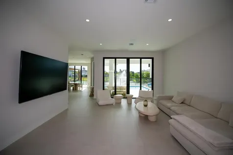 5746 Ashwood Circle W Hollywood FL 33312