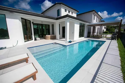5746 Ashwood Circle W Hollywood FL 33312