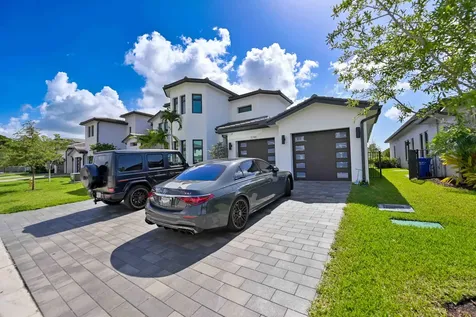 5746 Ashwood Circle W Hollywood FL 33312