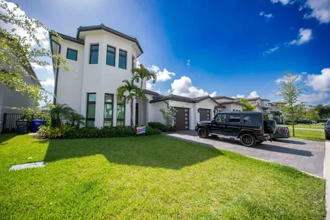 5746 Ashwood Circle W Hollywood FL 33312