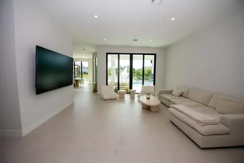 5746 Ashwood Circle W Hollywood FL 33312