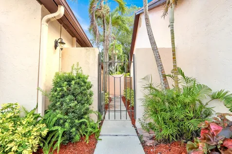 13 Ironwood Way N Palm Beach Gardens FL 33418