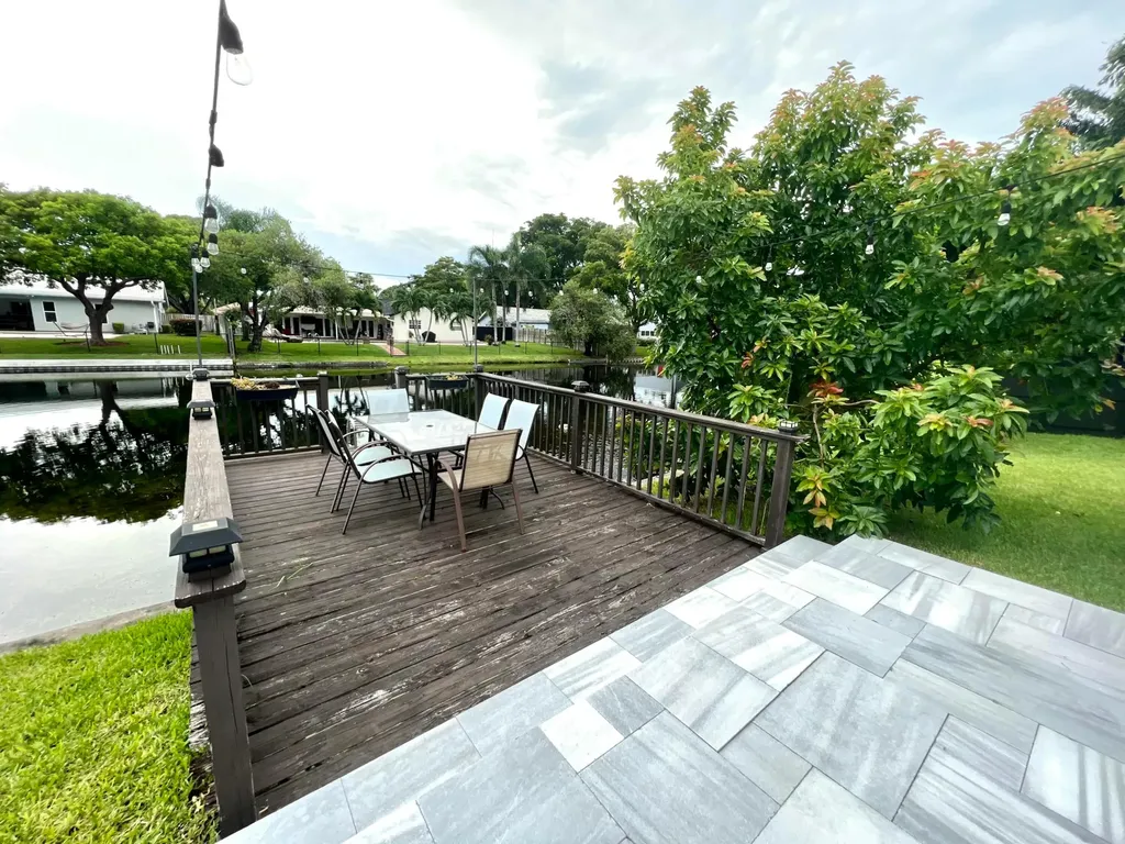 625 W Tropical Way Plantation FL 33317
