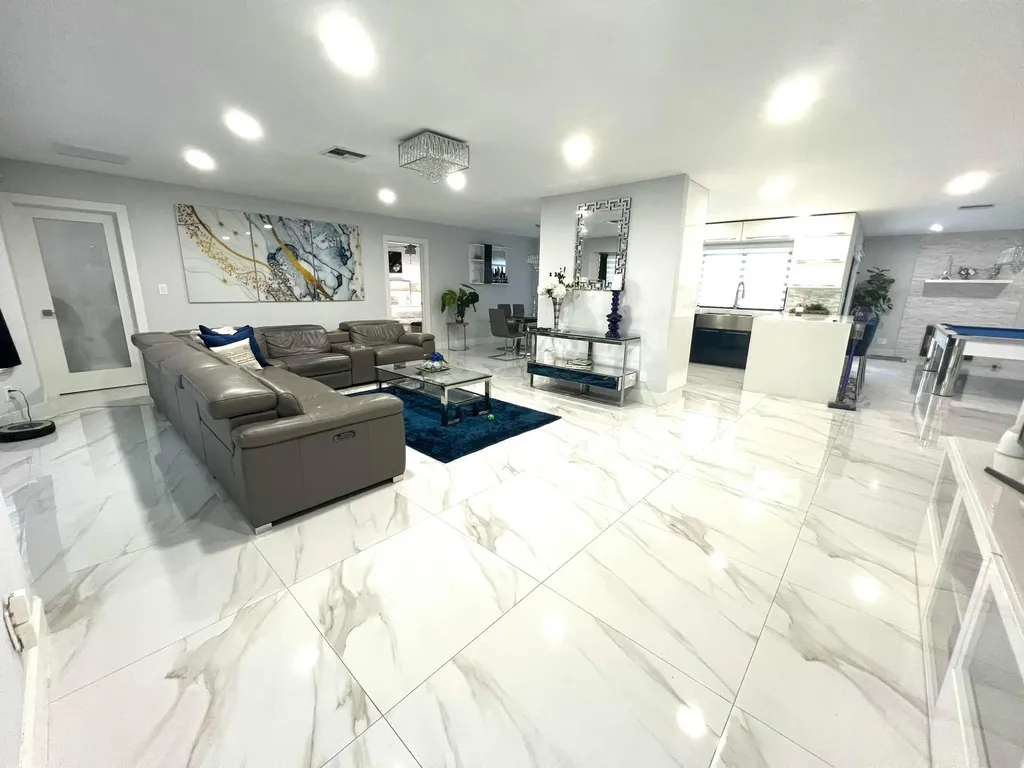 625 W Tropical Way Plantation FL 33317