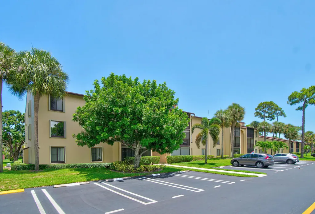 627 Sea Pine Way Greenacres FL 33415