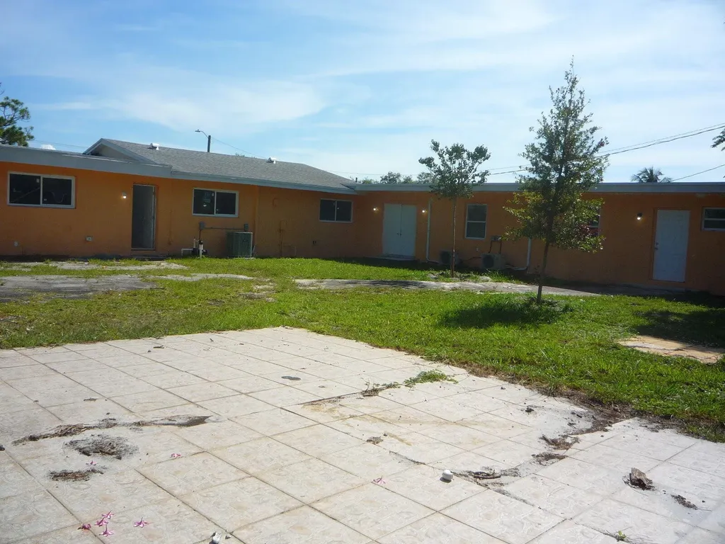 2162 NW 28th Street Oakland Park FL 33311
