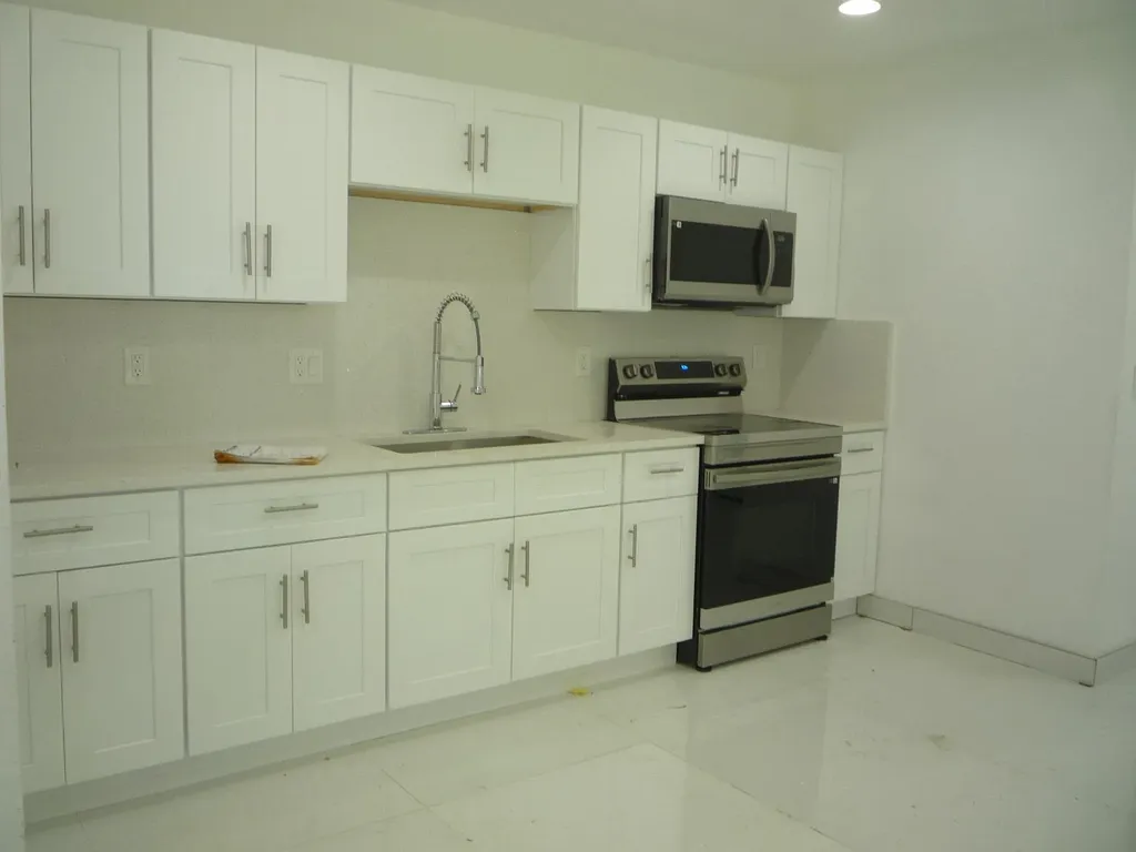 2162 NW 28th Street Oakland Park FL 33311