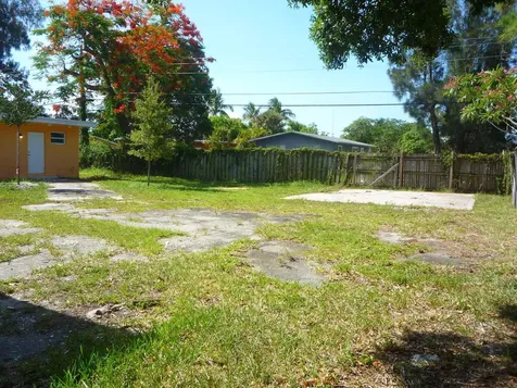 2162 NW 28th Street Oakland Park FL 33311