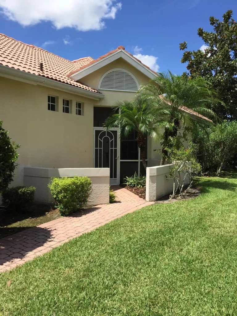557 SW New Castle Cove Port St Lucie FL 34986