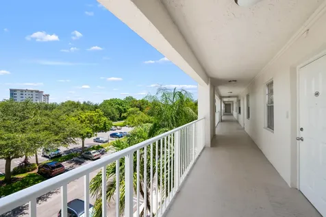 3510 Oaks Way Pompano Beach FL 33069