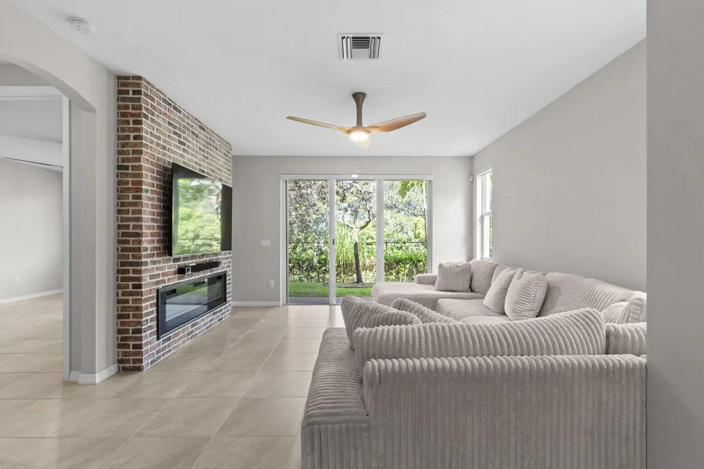 5319 Falcon Trail Davie FL 33314
