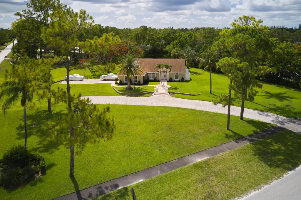 8066 Grapeview Boulevard Loxahatchee FL 33470